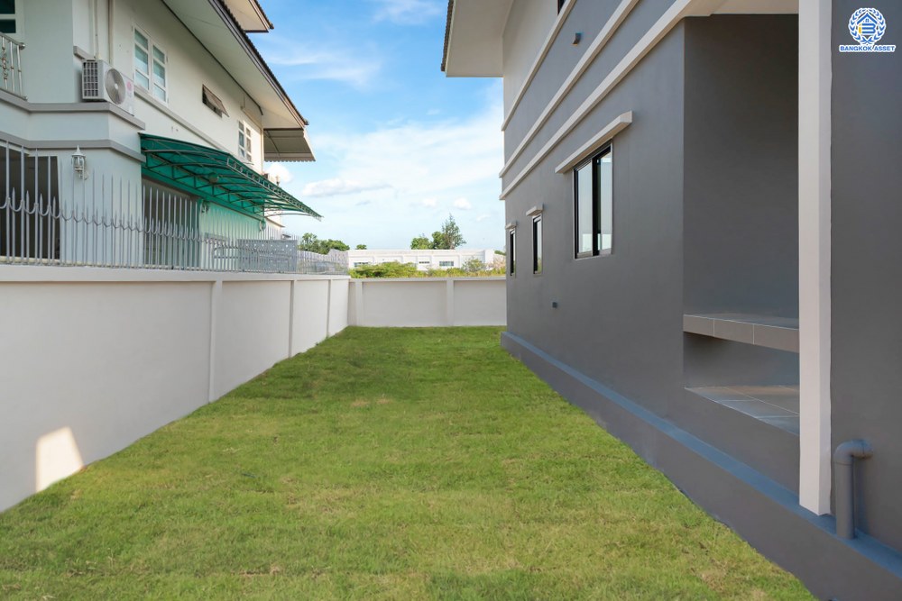 บ้านมือสองตกแต่งใหม่ โครงการ ดิเอมเมอรัลด์การ์เด้น ทวีวัฒนา เนื้อที่ 80 ตร.ว. ฟังก์ชัน 4 ห้องนอน 3 ห้องน้ำ จอดรถได้ 2 คัน บนทำเลศักยภาพเชื่อมต่อหลายเส้นทาง ทั้ง ถนนทวีวัฒนา, ถนนพุทธมณฑลสาย4, ถนนบรมราชชนนี ใกล้เซ็นทรัลปิ่นเกล้า และมหาวิทยาลัยมหิดล